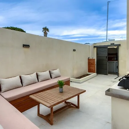 Espectacular En Santa Margarita Holiday home Roses